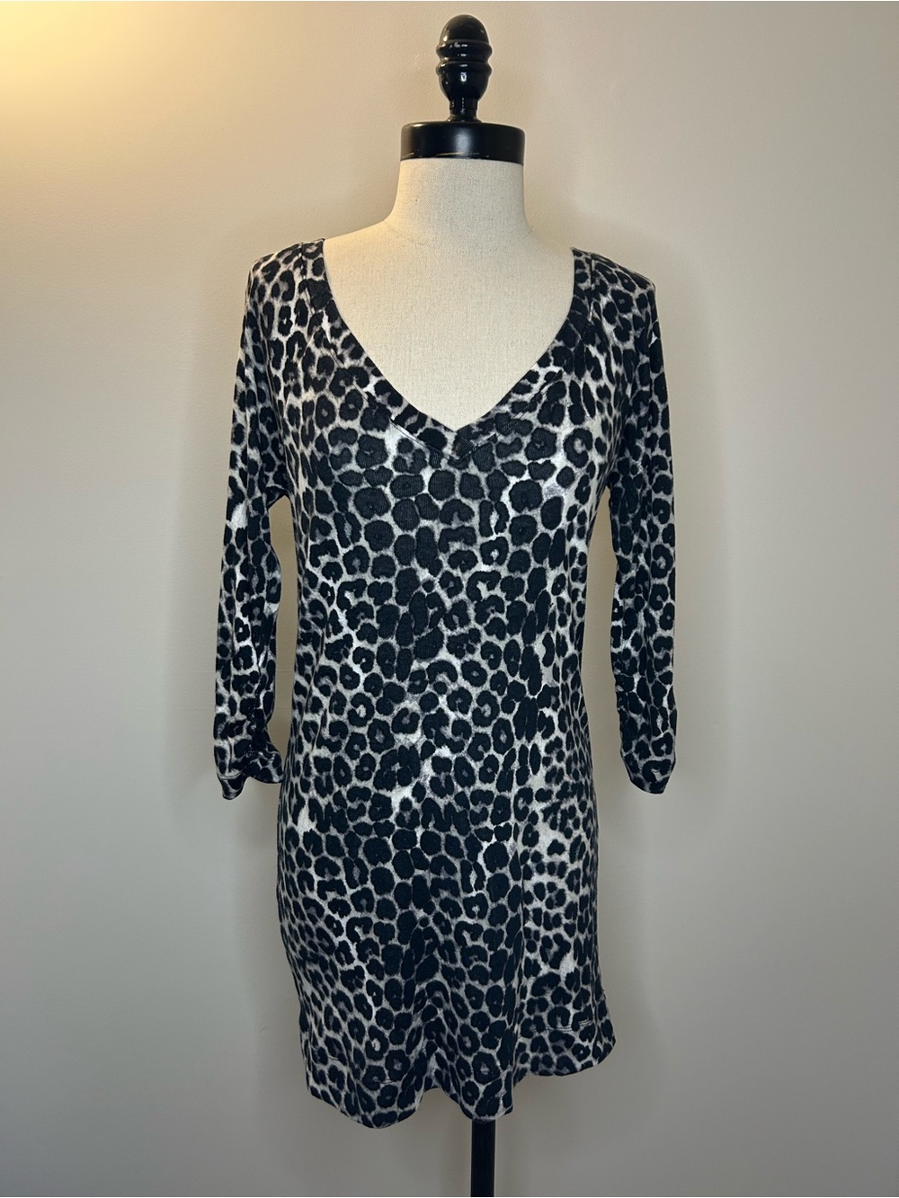 EXPRESS Black Leopard Animal V-neck Dress Tunic Pima Cotton Raglan Womens L